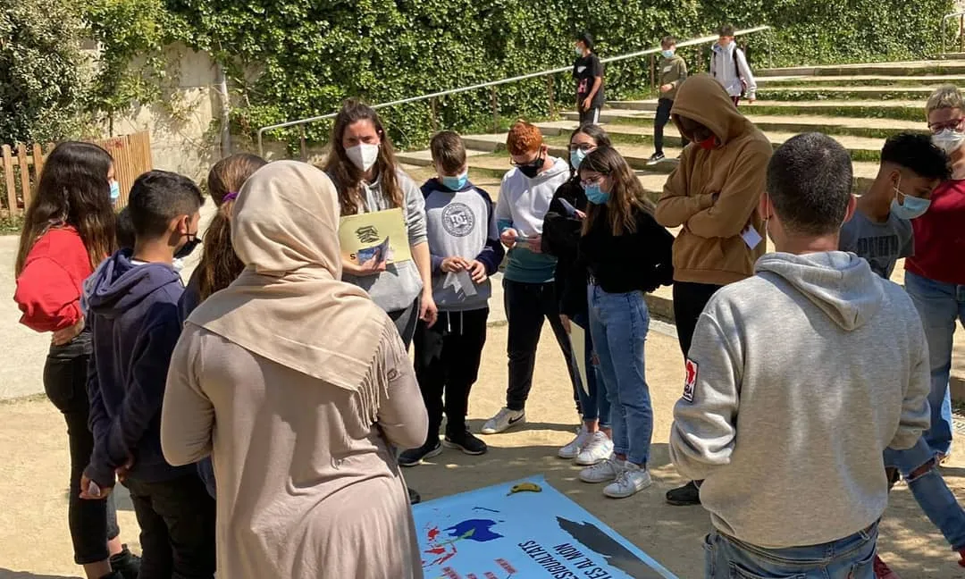 Una de les línees de treball d'Al Karia és fer accions de sensibilització amb escoles i instituts.