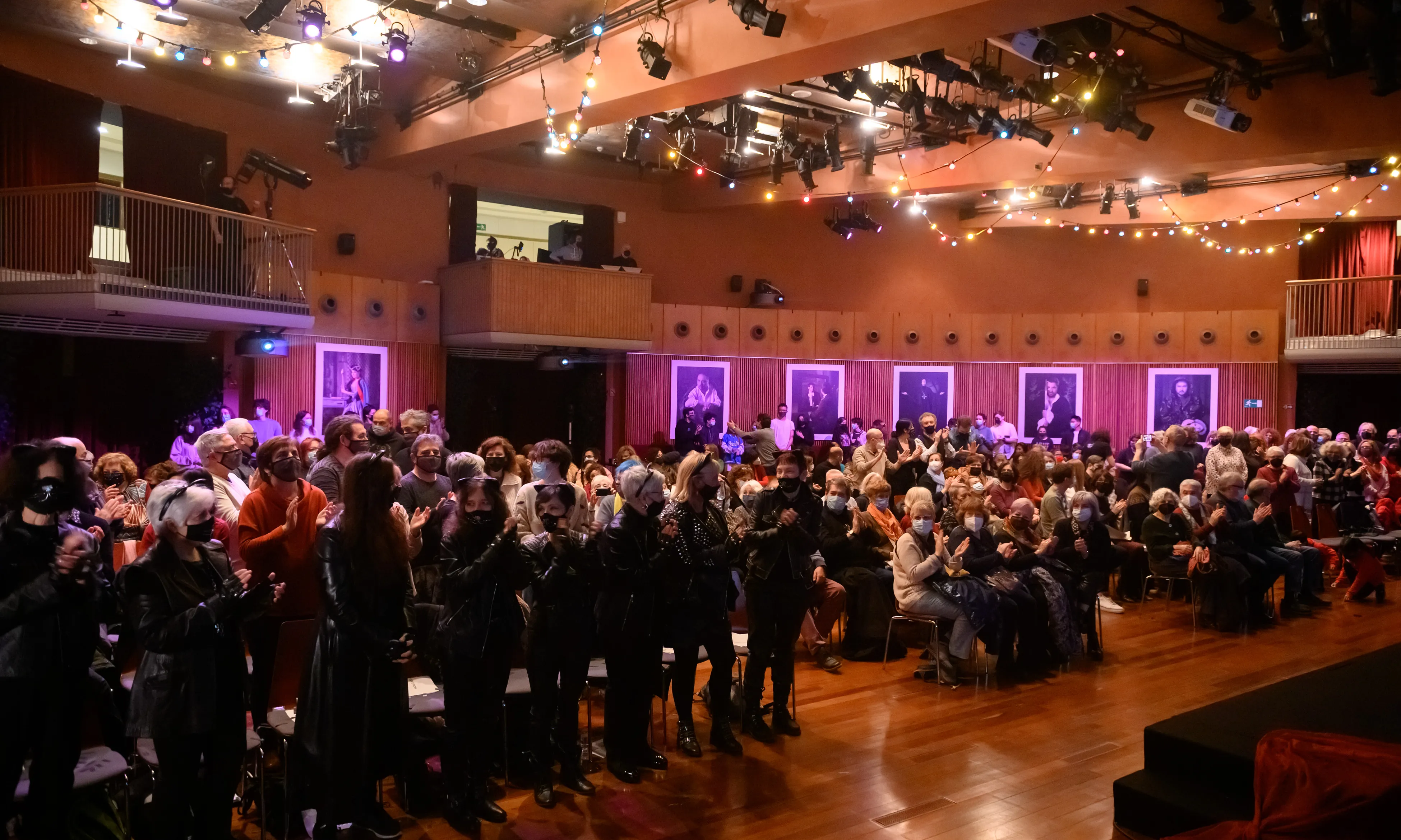 Públic al Liceu durant la presentació d''El Cabaret de la gata', un espectacle sobre l'òpera 'La gata perduda'.