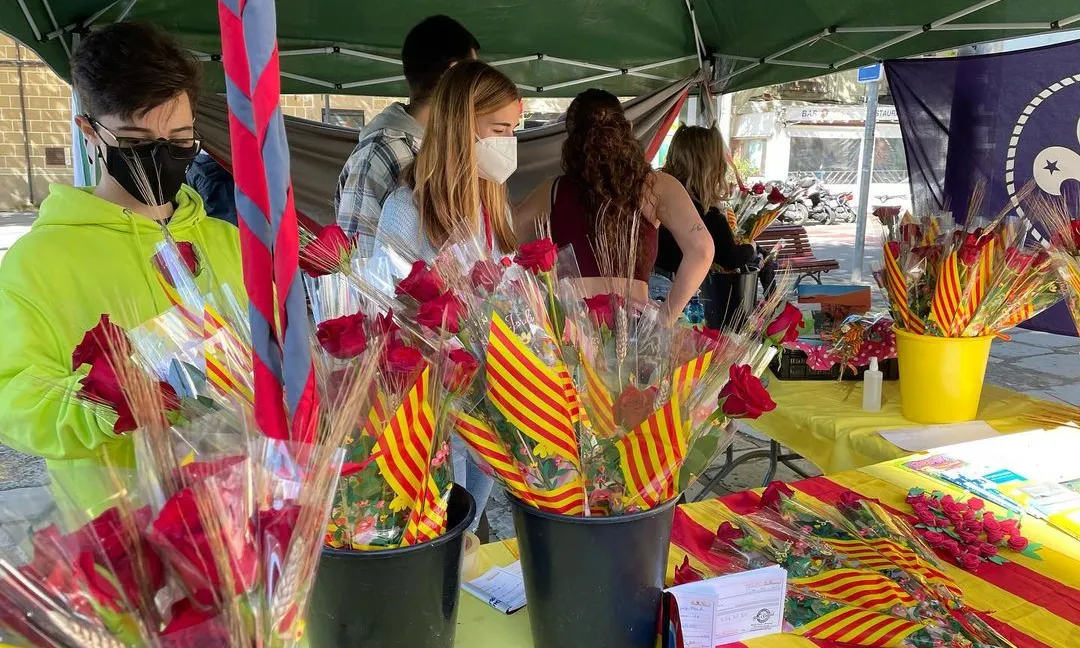 Parada de venta de roses de l'Agrupament Escolta i Guia Flors i Calcat. Font: Minyons Escoltes i Guies de Catalunya