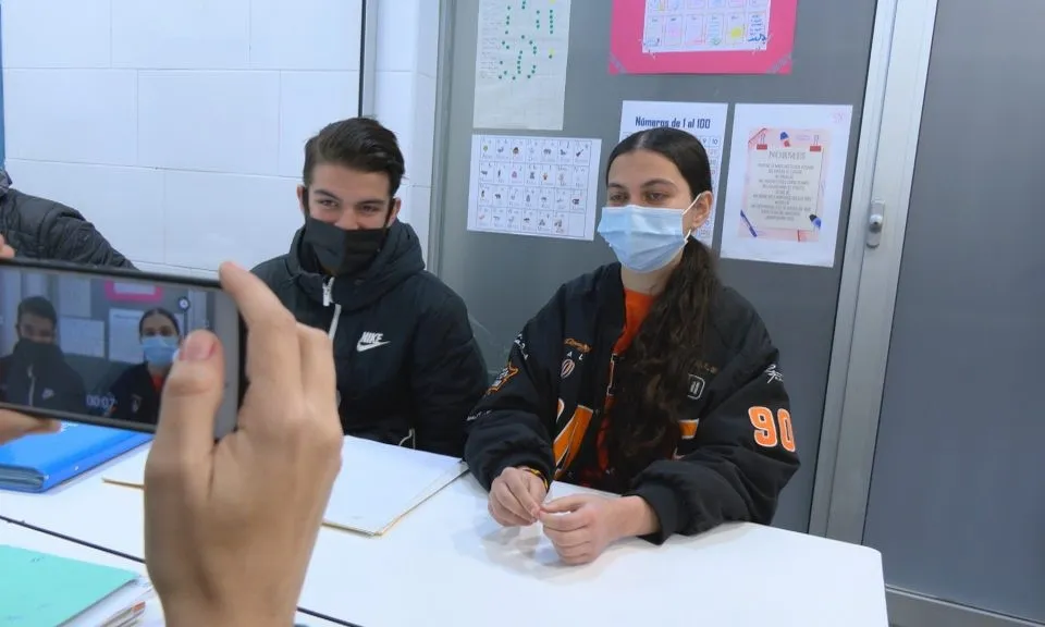 Una trentena de nois i noies de la Fundacio Comtal participen en l'intercanvi intergeneracional de correspondència.