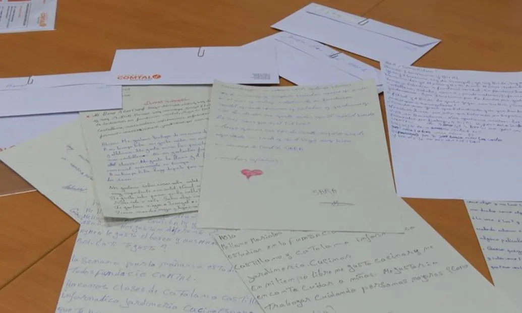 En cada carta van descobrint com és la persona que hi ha a l'altra banda i que no han vist mai.