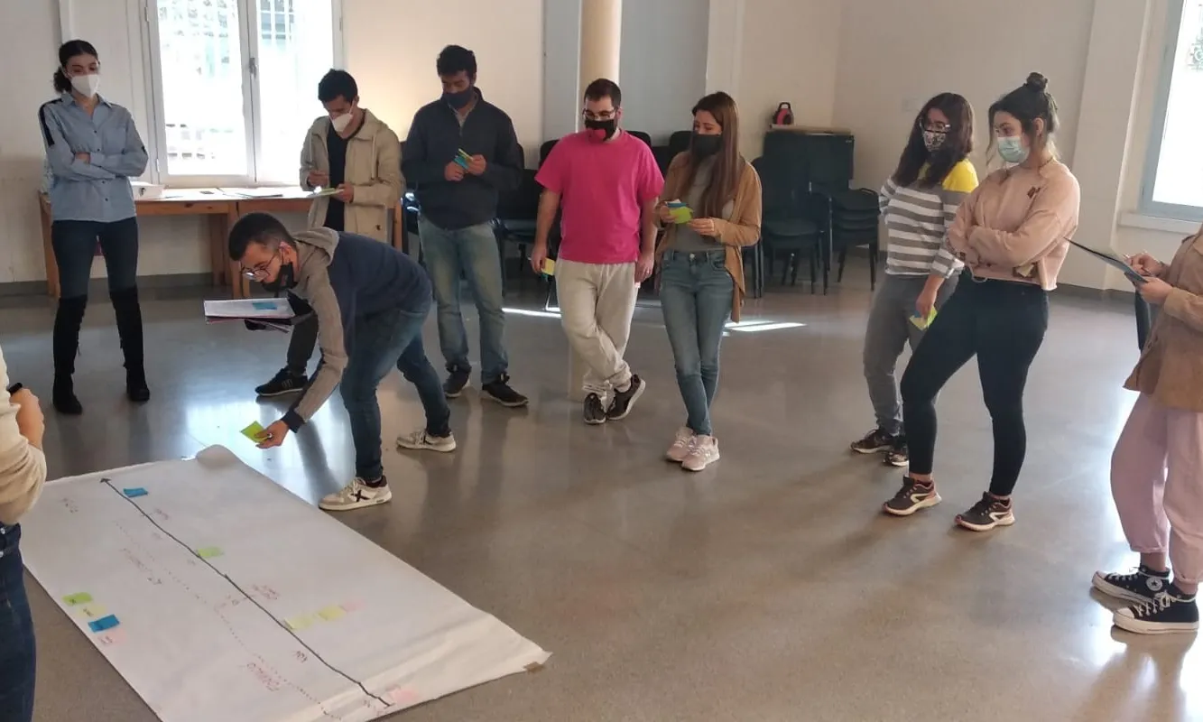 Un grup de joves treballant durant el programa Cooperativa de joves.
