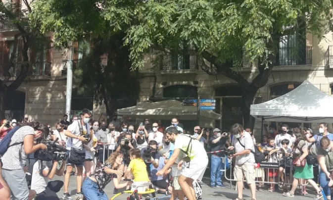 L'Emma Joana acabant la cursa adaptada infantil al Gòtic de Barcelona de l'agost del 2021 i abraçada amb la seva mare.