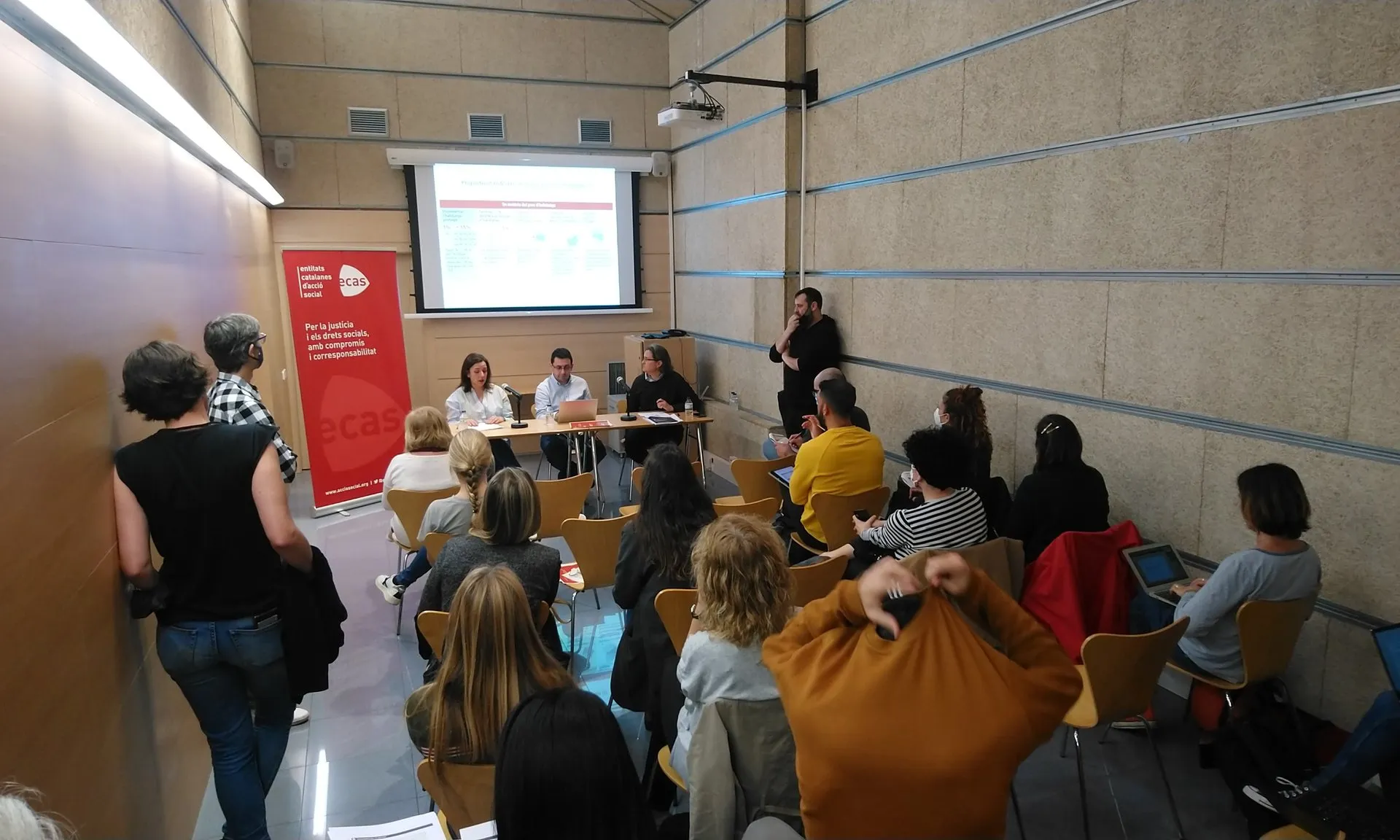 Un moment de la presentació de l'informe 'Habitatge i exclusió residencial' a la seu de l'entitat ABD a Barcelona.