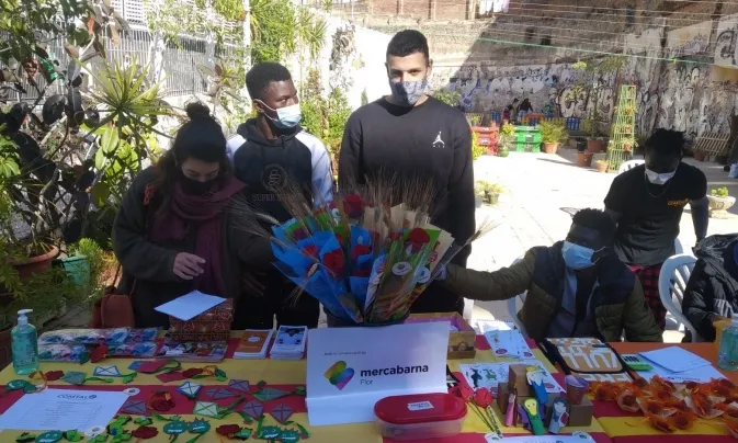 Una parada solidària de la Fundació Comtal en un Sant Jordi d'abans de la pandèmia.