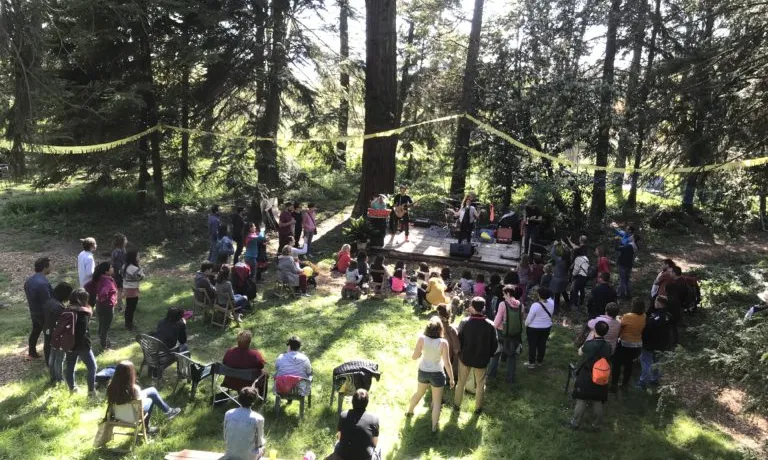 Un concert al jardí d'Ecovila Sequoia.