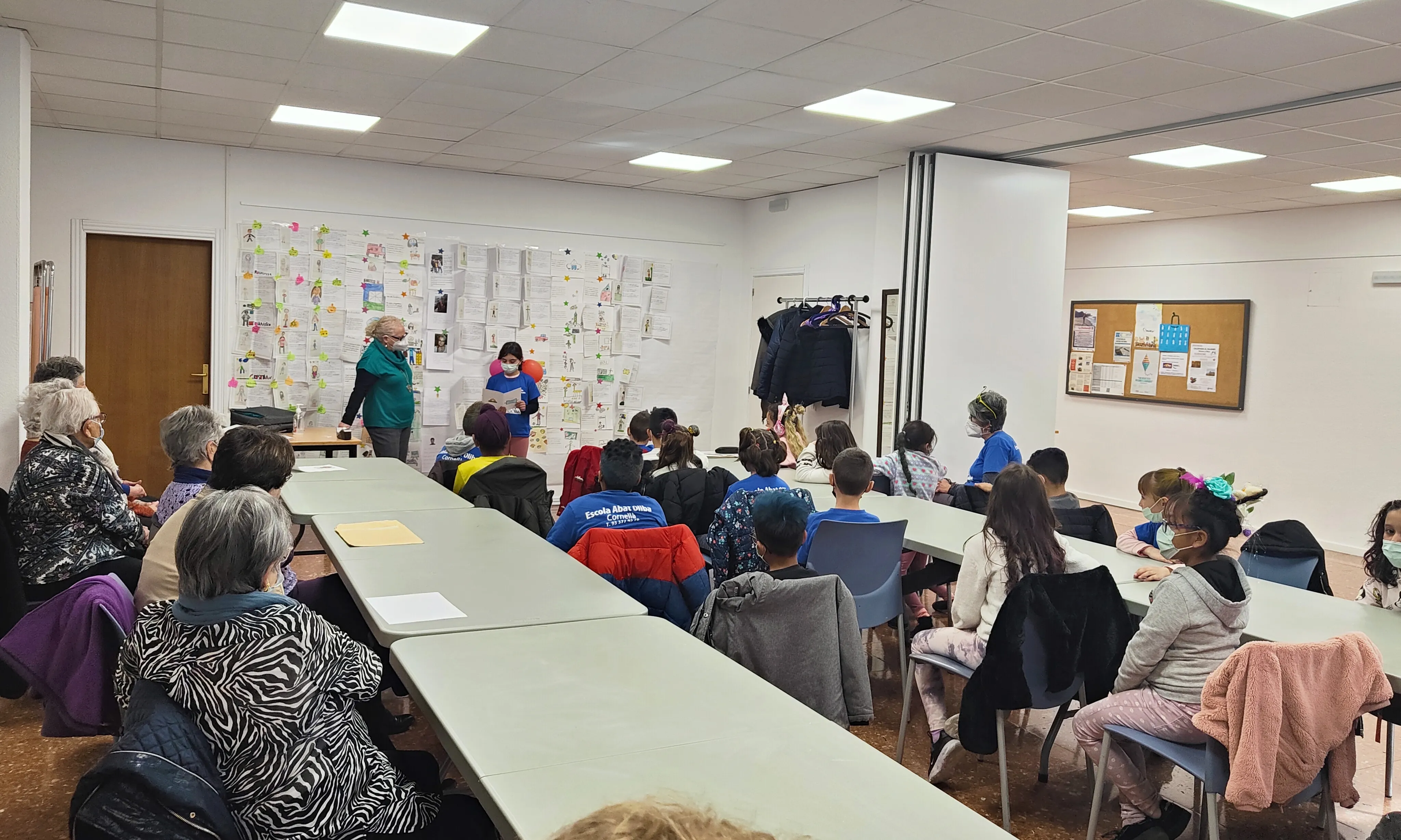 Prop de vuit-cents joves i persones grans han participat a les activitats de la iniciativa.