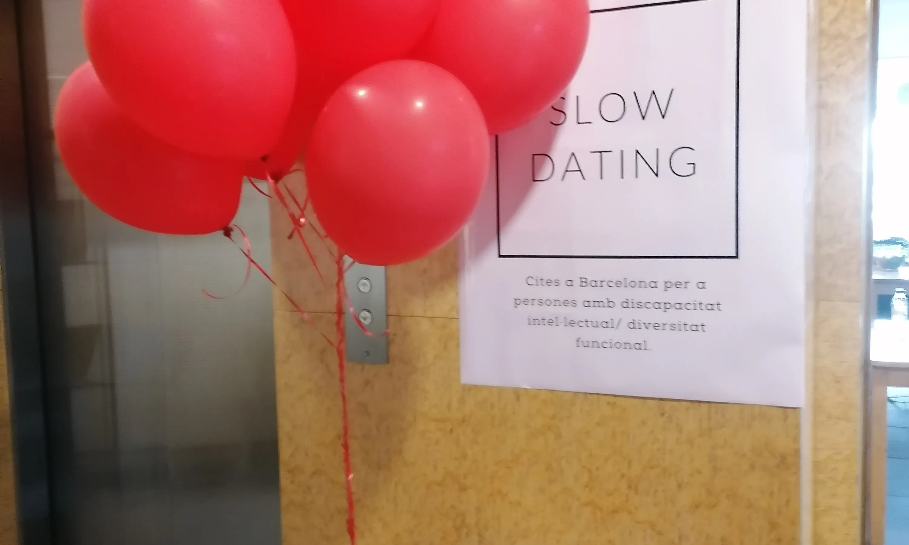 Imatge gràfica i globus promocionals del projecte 'slow dating'.