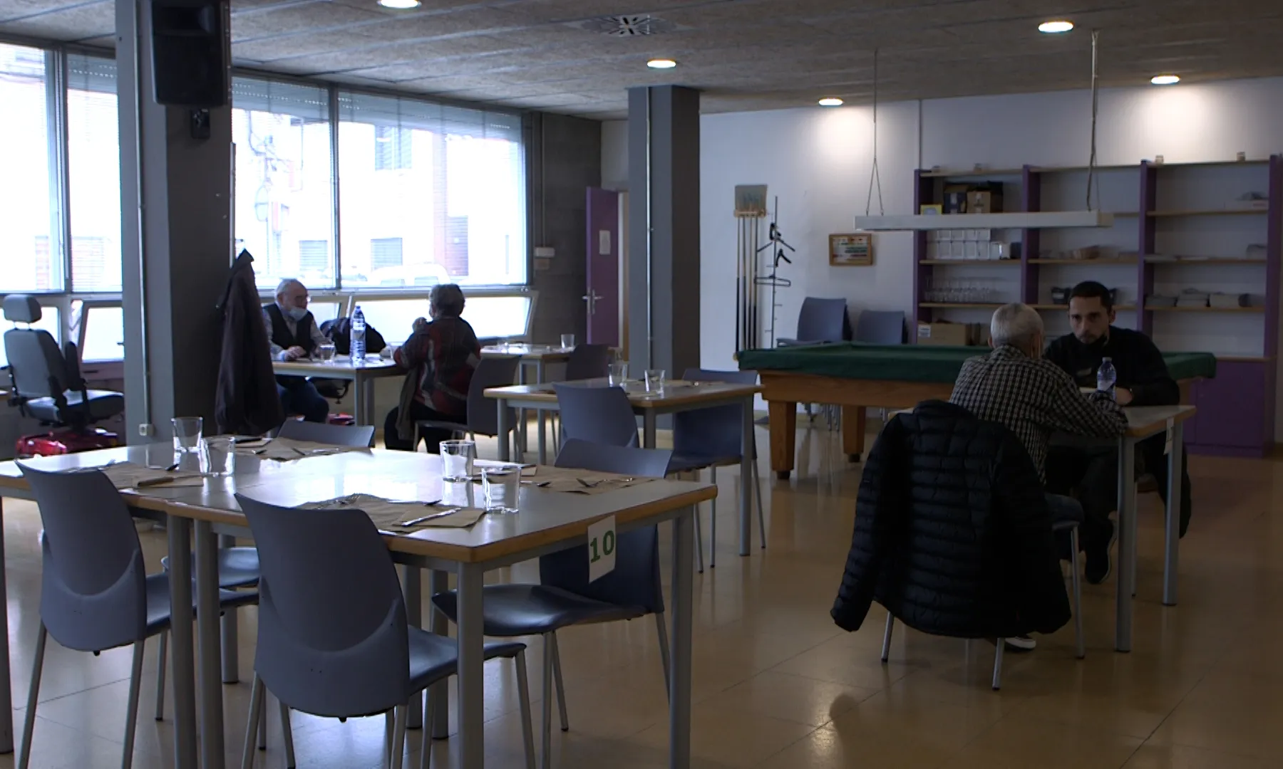 Ubicat al Centre Cívic de la Creu de Barberà, ofereix un servei de cafeteria i restaurant obert al públic