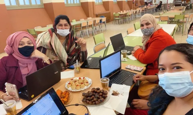 Part del grup d'una prova pilot de formació a les famílies contra la bretxa digital a Barcelona.