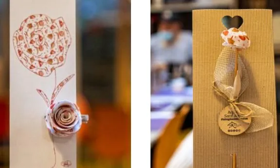 La rosa d'Arrels està feta a mà al taller amb un teixit dissenyat a partir d’il·lustracions de persones que han viscut al carrer i que participen al taller.