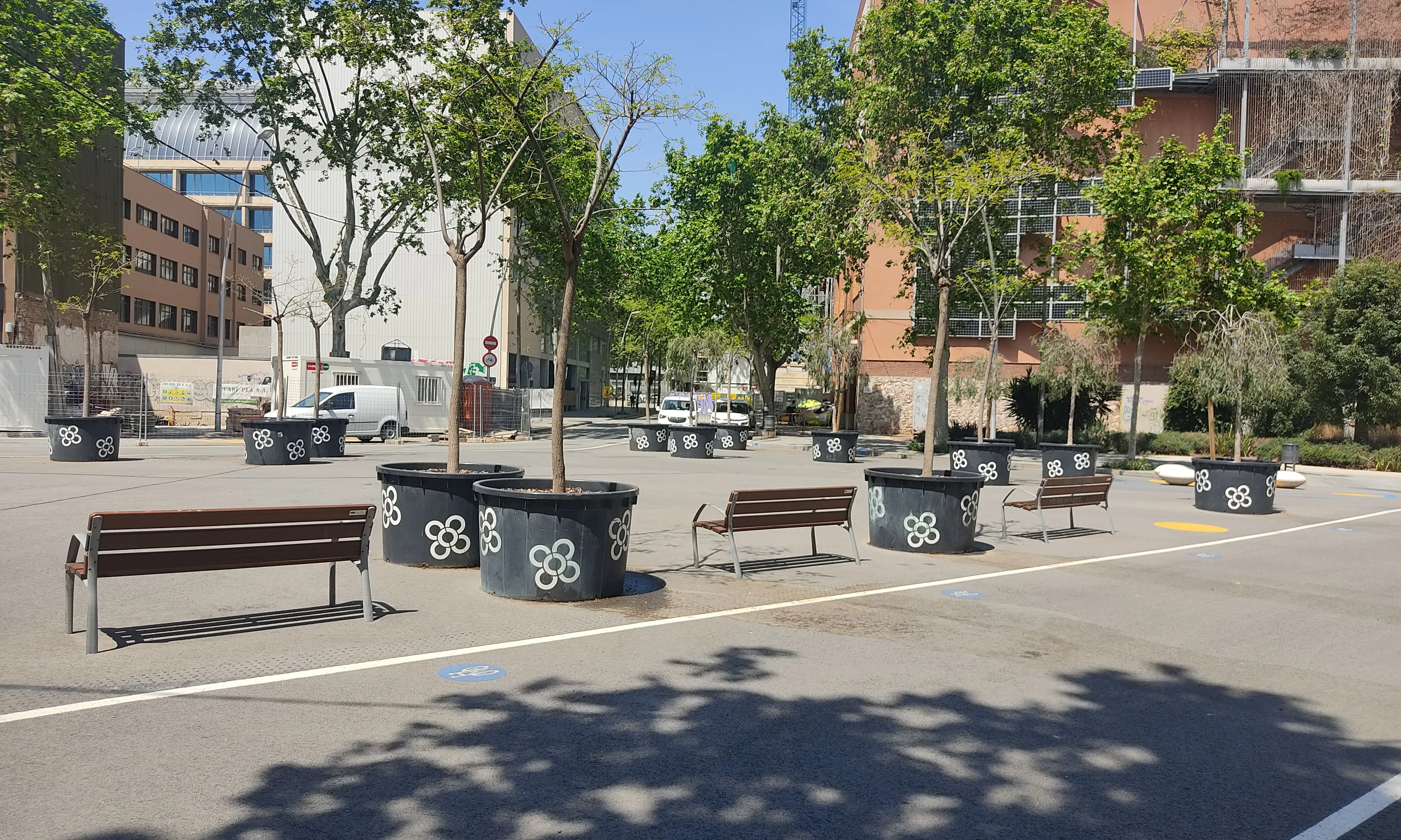 Exemple de superilla que obliga als vehicles a reduir la velocitat.