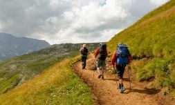 Tres persones d'excursió per representar la Tretzena Marxa per les Terres del Gaià. Font: Llicència CC Pixabay