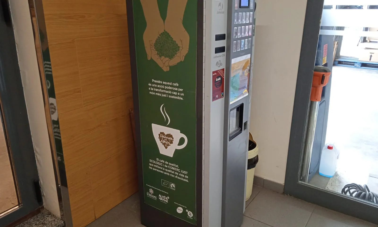 Una de les màquines de vending de cafè d'Il·lusions (Alternativa Global).
