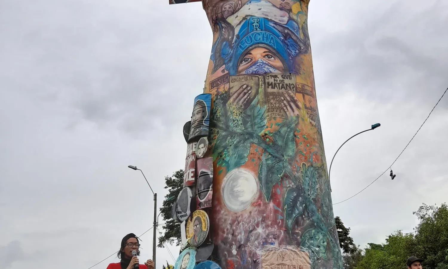 Acte organitzat per la Unión de Resistencias de Cali al Monument per la Resistència el dia 28 d'abril amb motiu del primer aniversari del Paro Nacional.