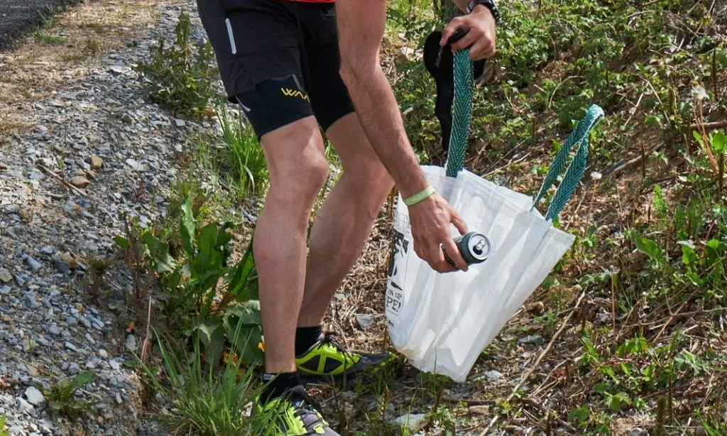 Una de les particularitats de l'Ultra Clean Marathon és el plogging, recollir residus abandonats a la natura mentre es corre.