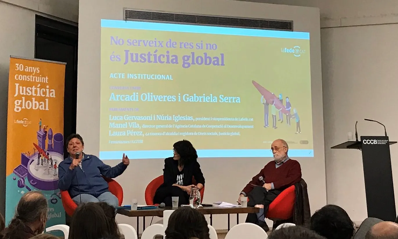Un dels actes dels trenta anys de LaFede.cat amb Gabriela Serra, Montse Santolino i Arcadi Oliveres.