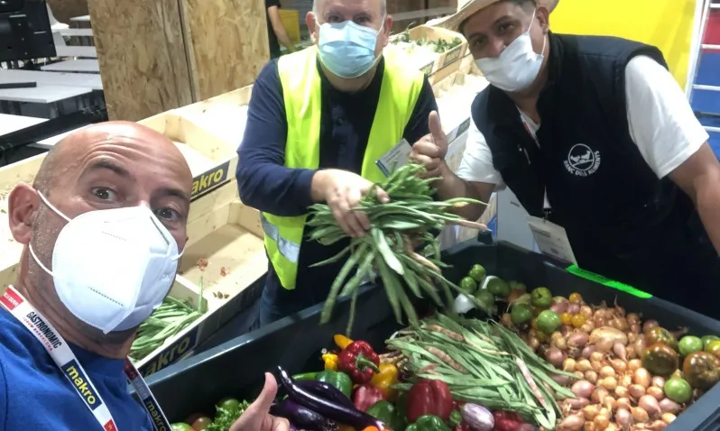 Voluntariat del Banc dels Aliments evita que es llenci menjar en una trobada gastronòmica celebrada a Barcelona.