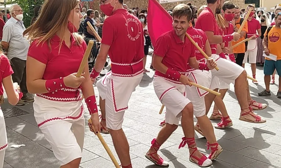 La colla, com a entitat, va néixer el 2003, però el ball de bastons es fa a Peramola des de l'any 1963.