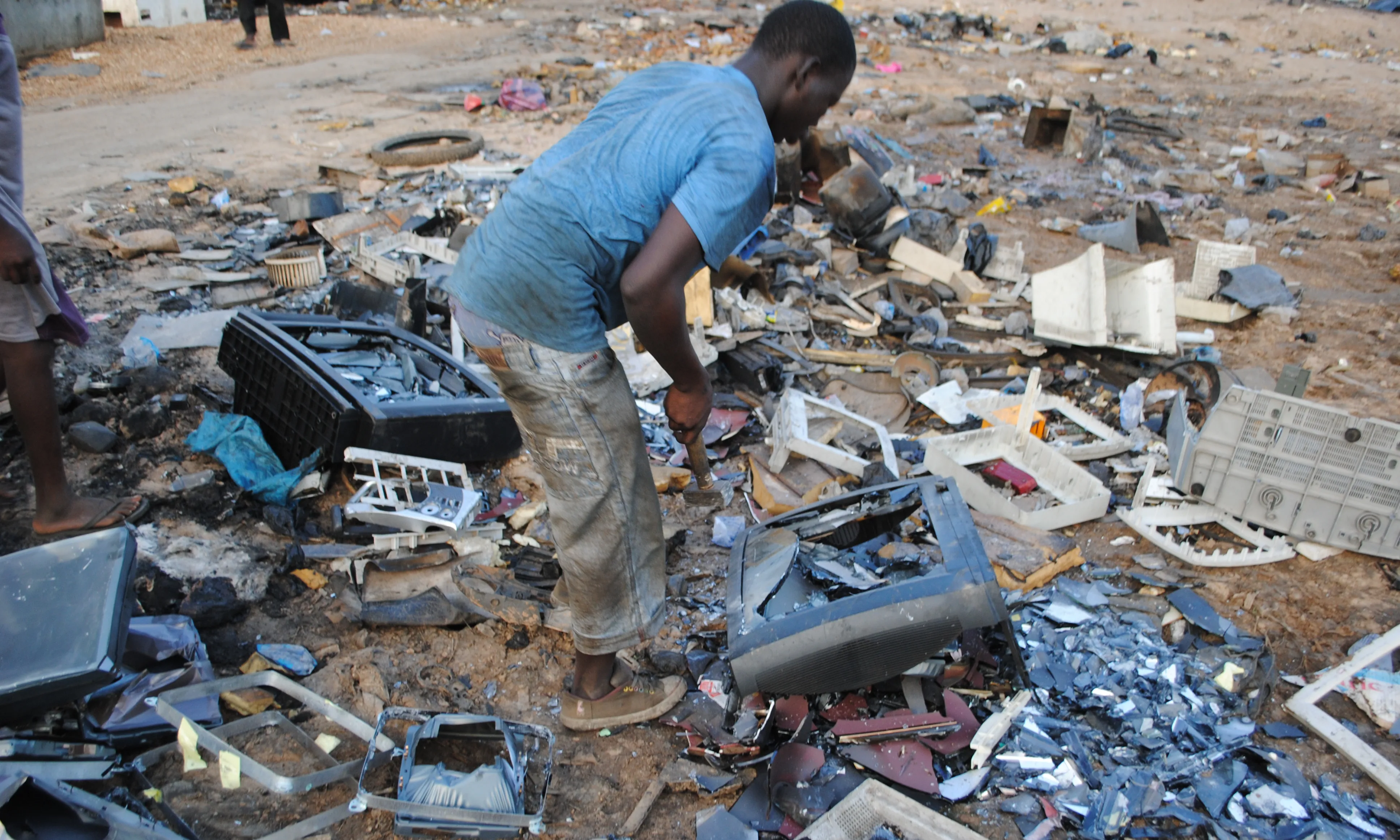Cada mes Ghana rep entre sis-cents i vuit-cents contenidors de deixalles electròniques.