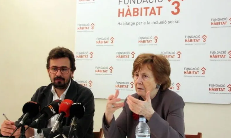 Carme Trilla en una compareixença a la Fundació Hàbitat3, on és presidenta, amb el director, Xavier Torras.