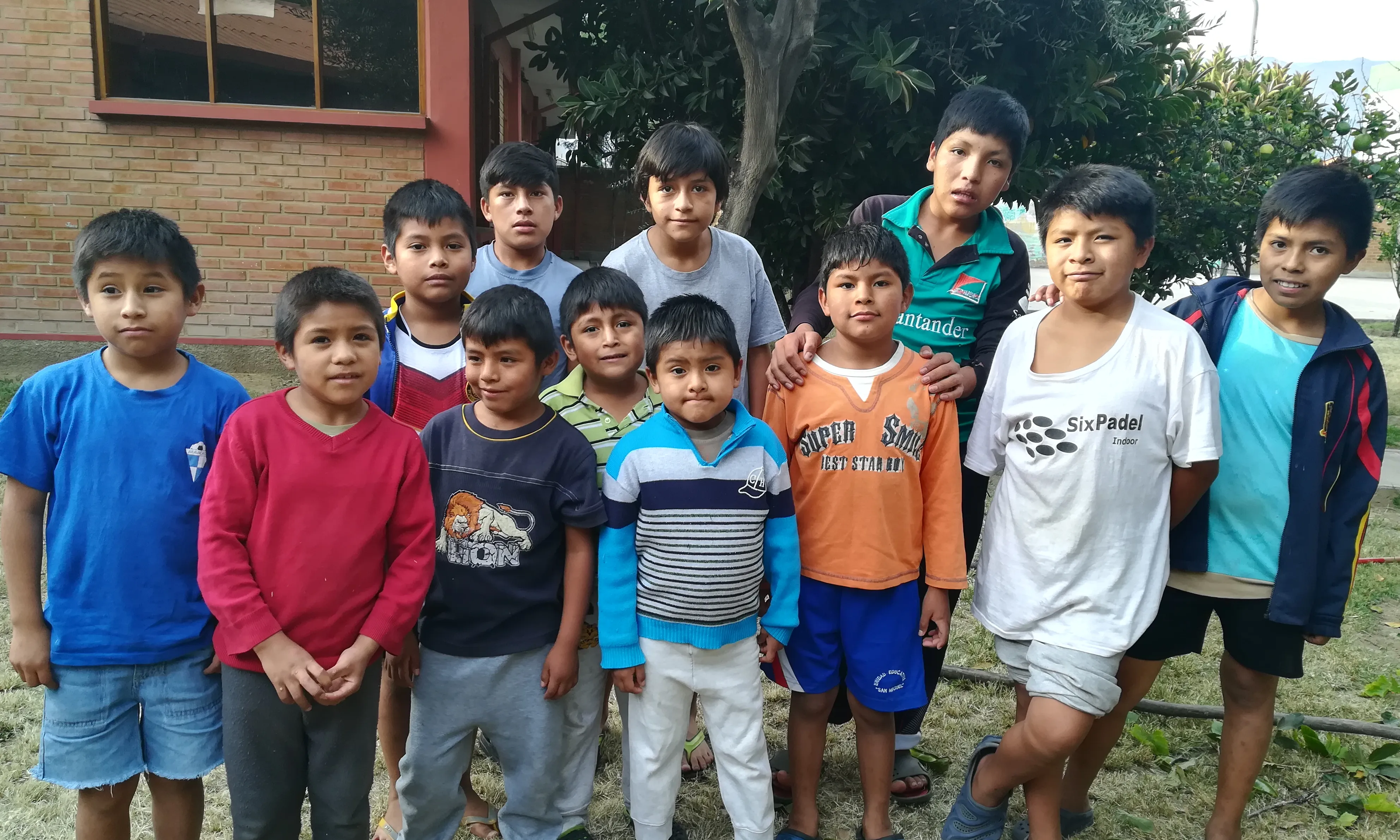 Un grup d'infants acollits a la Casa San José, a Cochabamba.