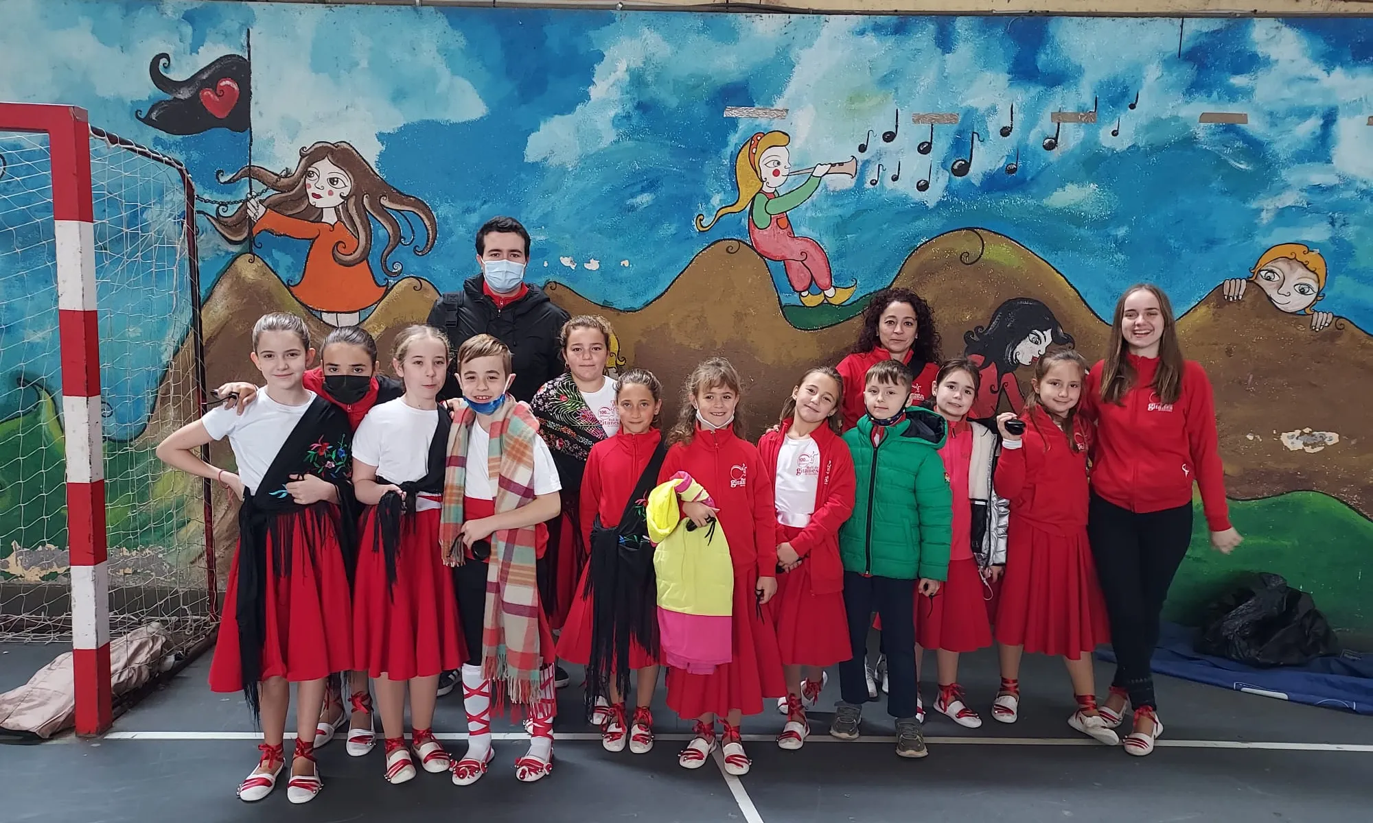 Imatge de la colla de petits amb els seus mestres a l'Ametlla del Vallès.