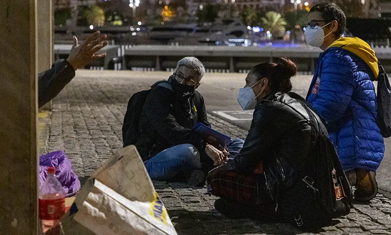 Un grup de persones voluntàries durant l'enquesta nocturna d'Arrels Fundació de l'any passat.