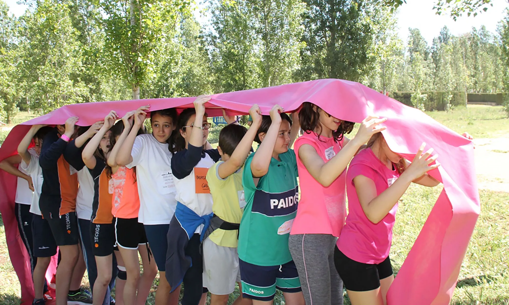 Imatge d'una de les activitats que els infants duen a terme en aquesta festa anual de l’esport cooperatiu.