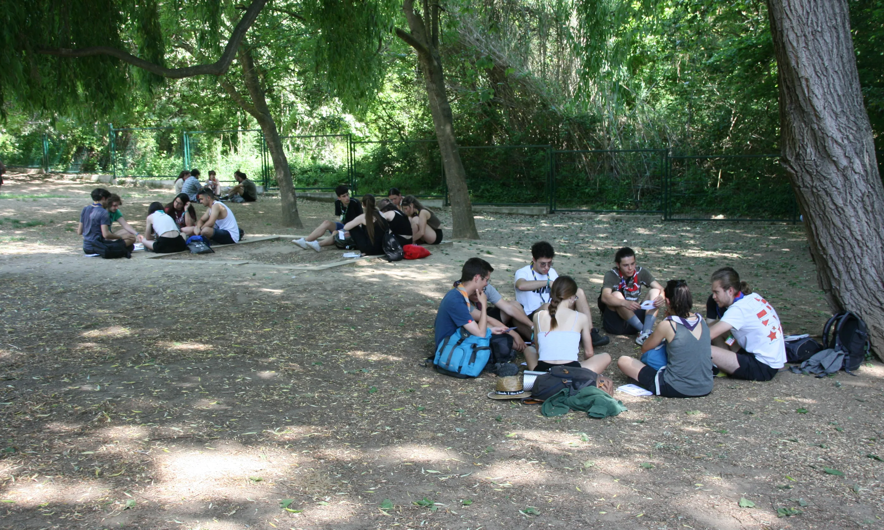 Escoltes i guies treballant en petit grup a l'Emboliquem La TroCa