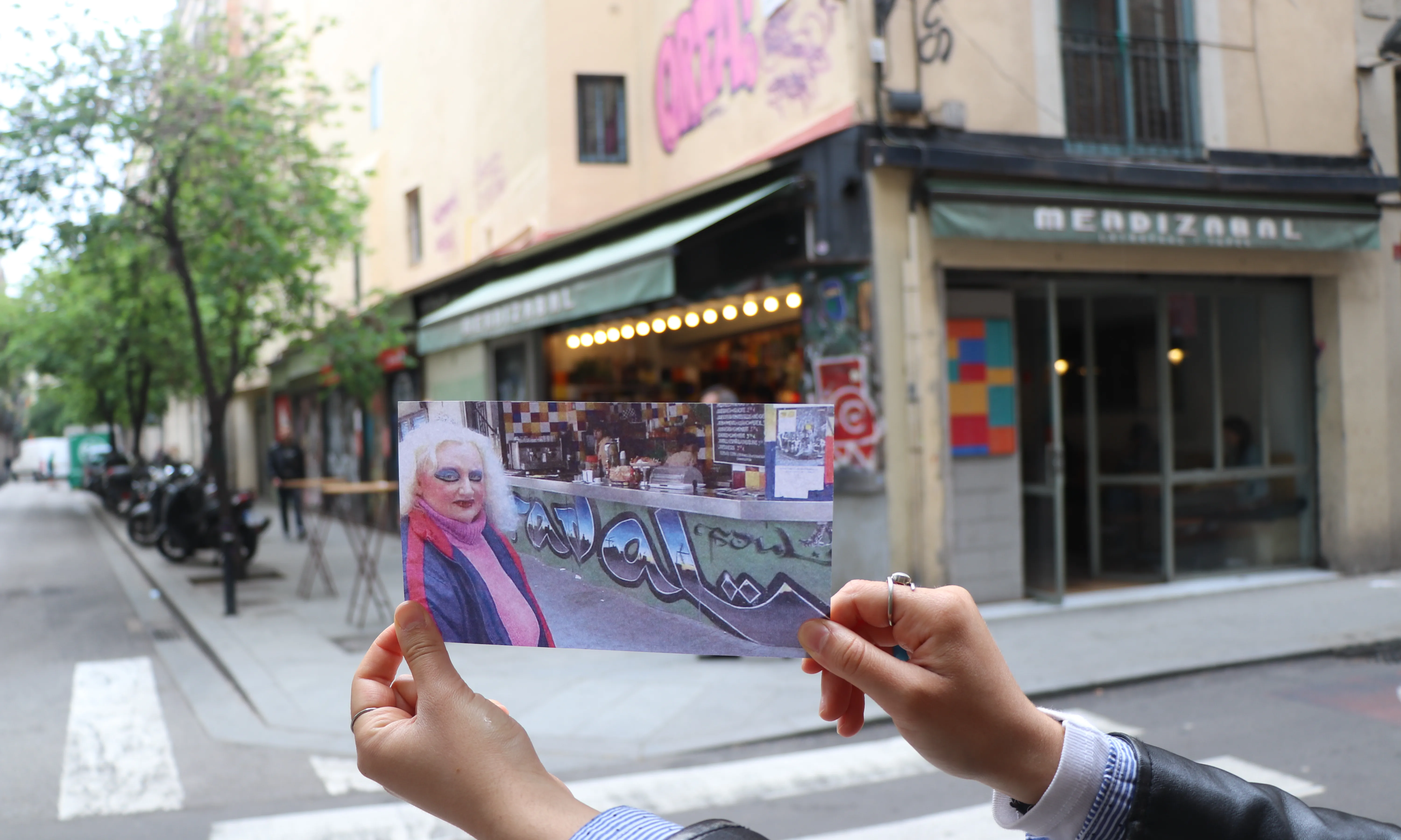 Una imatge de la pel·lícula 'Mònica del Raval' al bar Mendizabal davant del mateix punt del barri del Raval, en l'actualitat.
