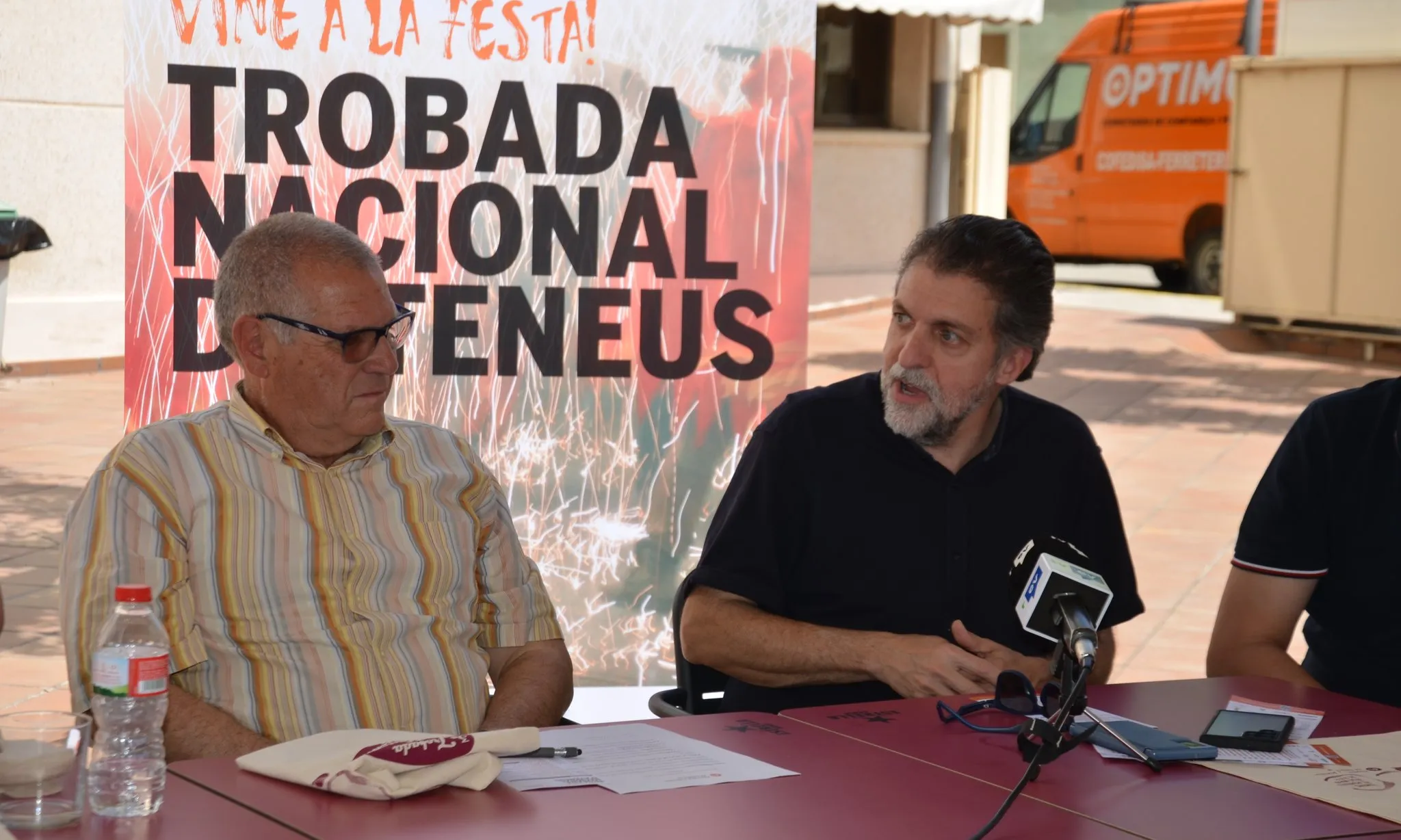 Josep Robert Segarra, president del Casal de Vila-rodona, i Josep Morella, president de la Federació d'Ateneus de Catalunya, durant la presentació de la trobada.