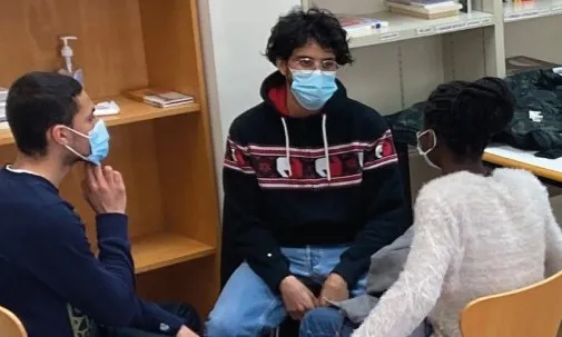 Joves en situació d'exclusió social amb famílies sense recursos, es veuen obligats a abandonar els estudis o a no poder-los continuar.