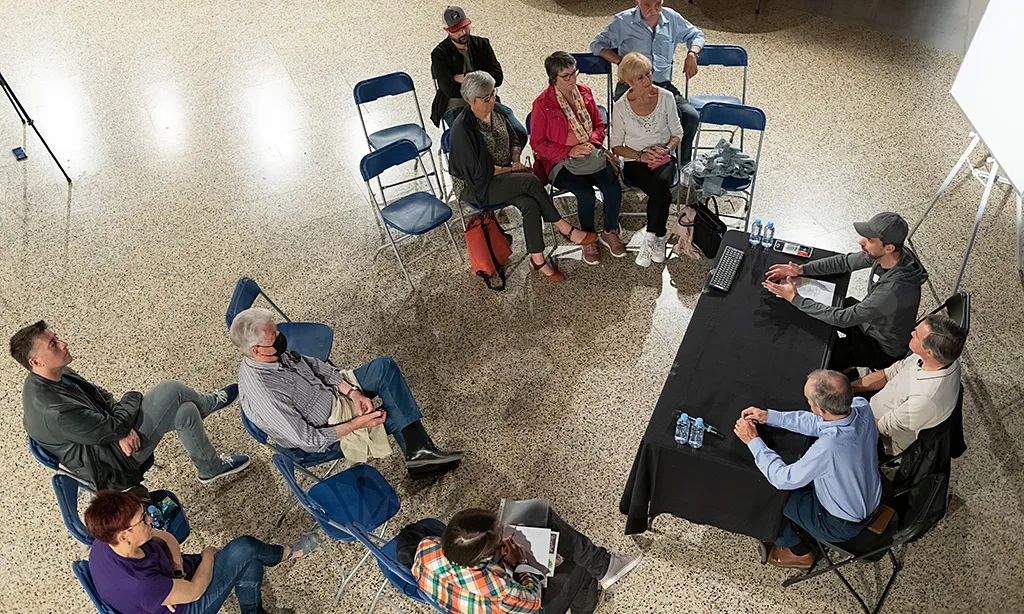L'objectiu del projecte és crear i estrenar una obra teatral completament autogestionada per la comunitat.