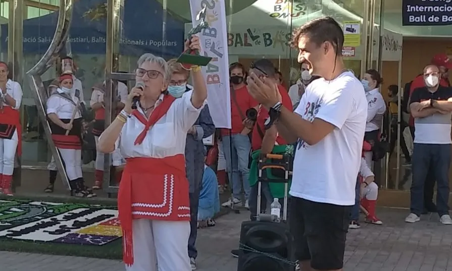 Dolors Espluga rep de l'Adrià Ortiz, expresident de la Coordinadora de Ball de Bastons, un reconeixement per la seva tasca a l'Associació de Bastoners i Grups de Danses de Peramola.