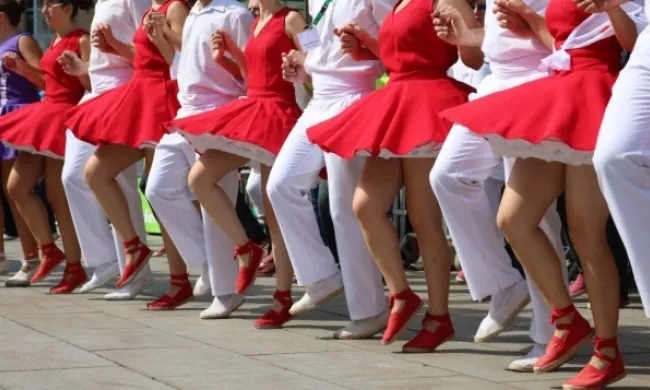 Un grup de persones ballant sardanes en representació de la cultura popular catalana. Font: Confederació Sardanista de Catalunya - Clara Feliu.