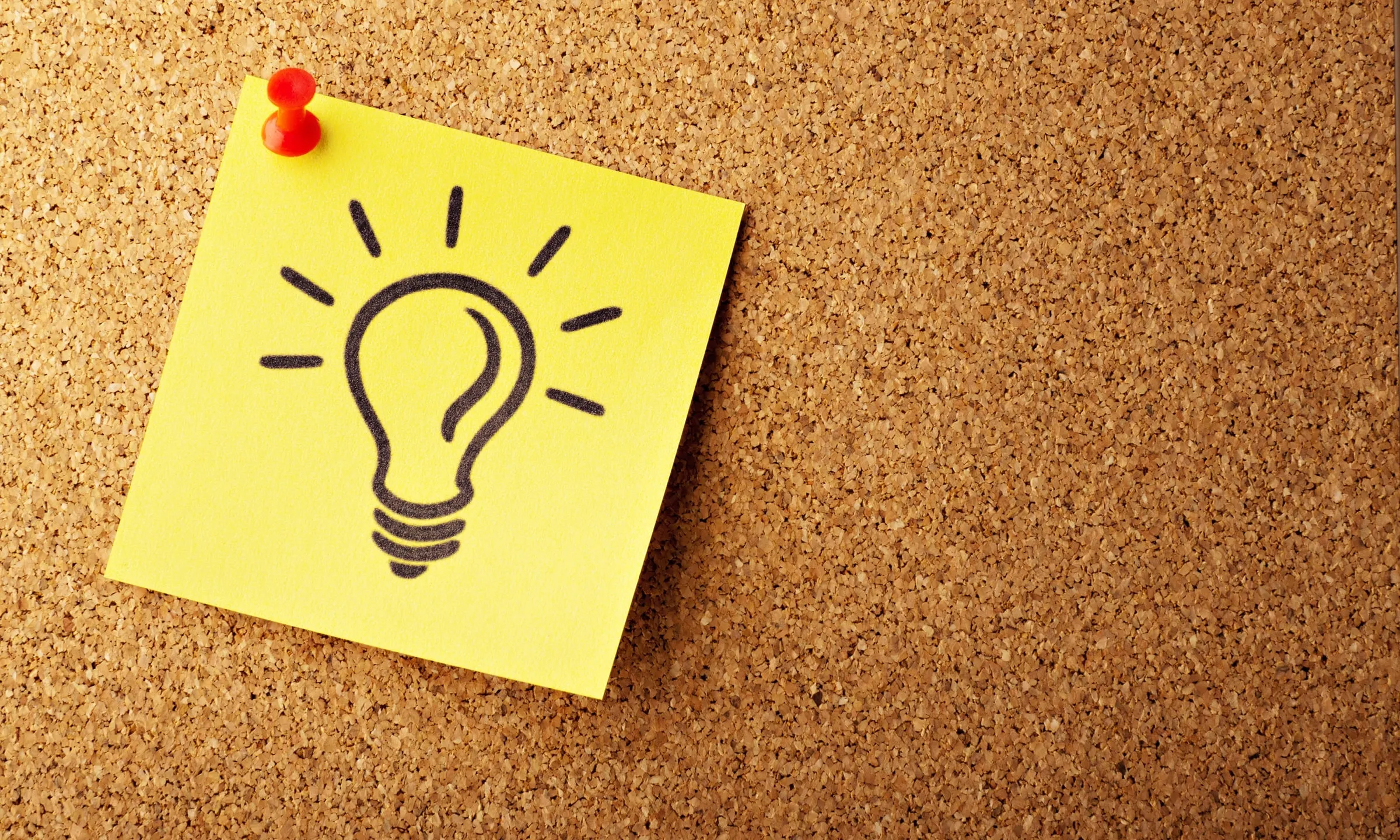 Post-it amb una bombeta dibuixada penjada a una pissarra