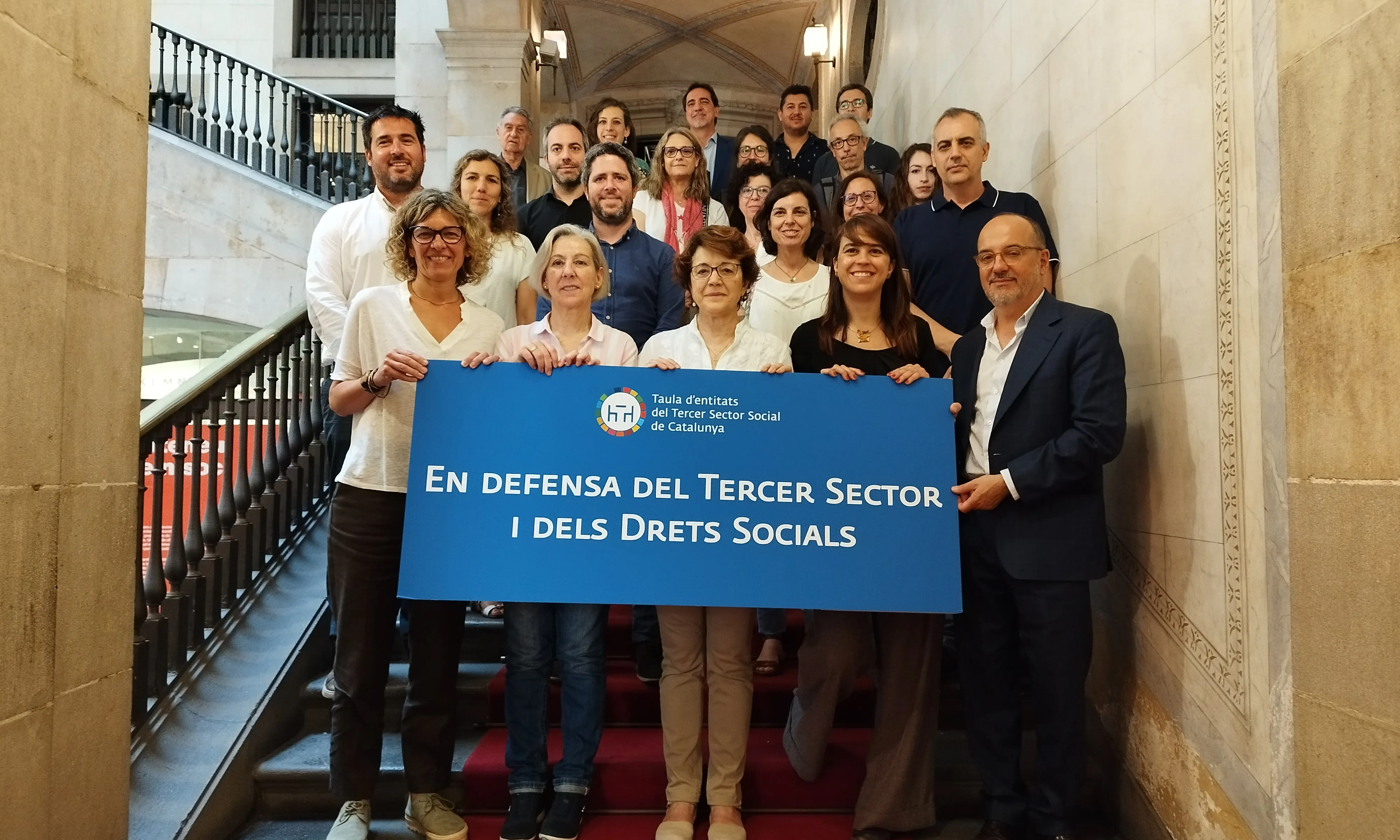 Fotografia de les entitats socials que van participar ahir a l'acte públic a l’Ateneu Barcelonès, a Barcelona.