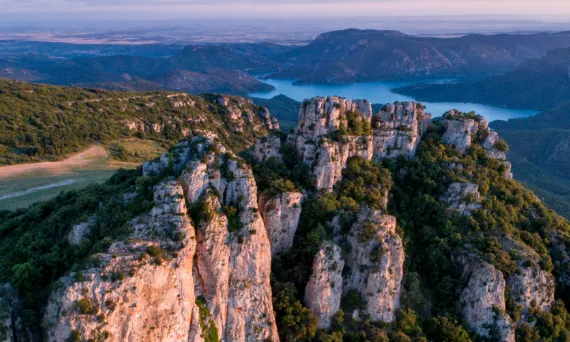L'Espai Natural Protegit dels Vessants de la Noguera Ribagorçana recorre els vessants catalans que voregen els embassaments de Canelles i de Santa Anna.