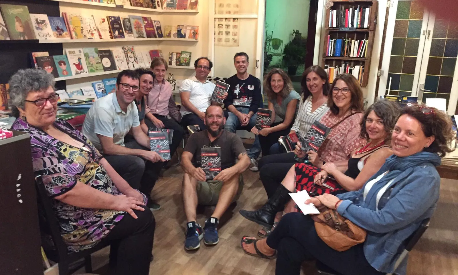 L'equip de La Mordida a la llibreria Barra/Llibre, situada a la plaça Osca de barri de Sants de Barcelona.