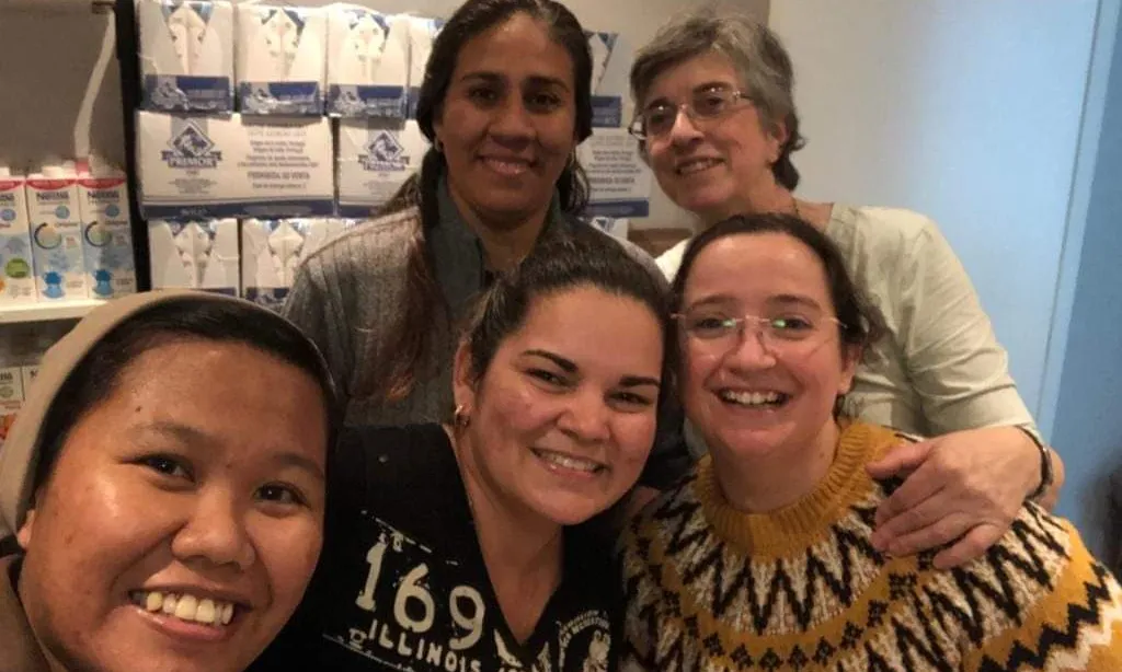 L'Olga Alamo i la Marcela Macagno, amb altres companyes de l'associació Infància Robada El Vendrell.