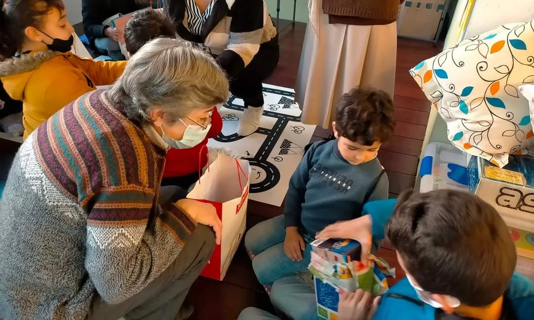 L'Olga Alamo, compartint estones amb els infants a l'associació.