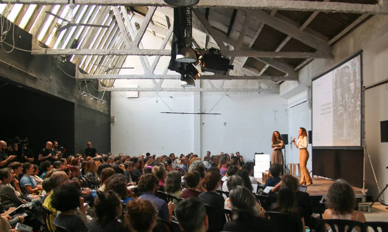 Mouna Halhoul El Harrak cantant al Mutare'22.