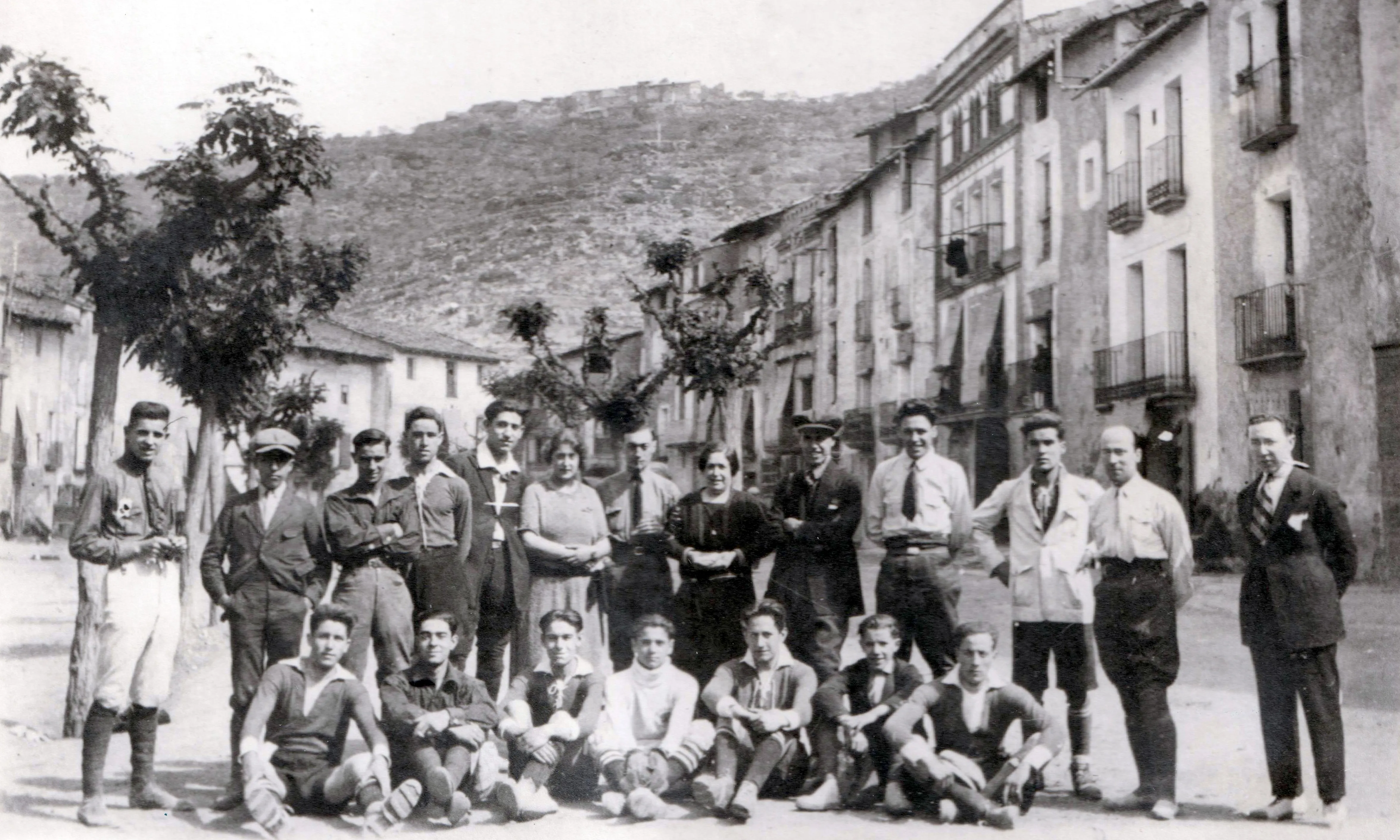 Imatge de grup del Foment Excursionista de Barcelona a Torà el 1923, un any després de la seva fundació.