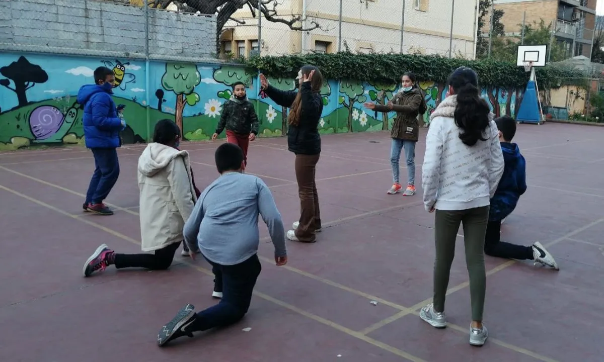 Les persones voluntàries dinamitzen activitats grupals amb els infants.