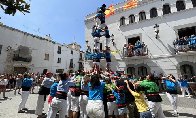 L’Associació Colla de Castellers els Bordegassos de Vilanova ha rebut el reconeixement per la seva tasca en la difusió de la cultura castellera durant cinquanta anys.