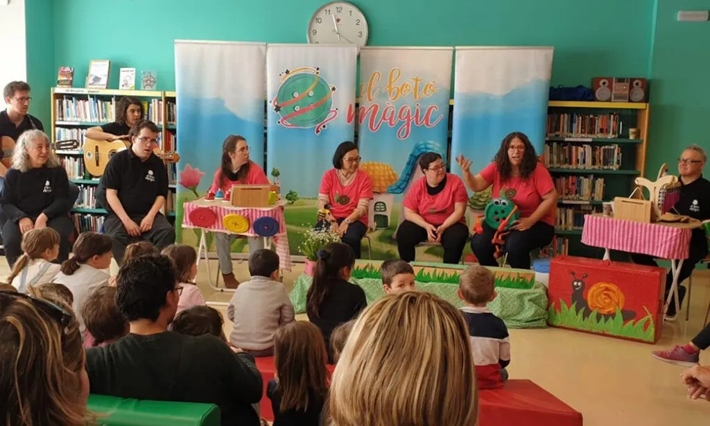 Les actuacions a escoles, biblioteques i centres cívics permeten ara al grup El Botó Màgic plantejar-se enregistrar un CD.