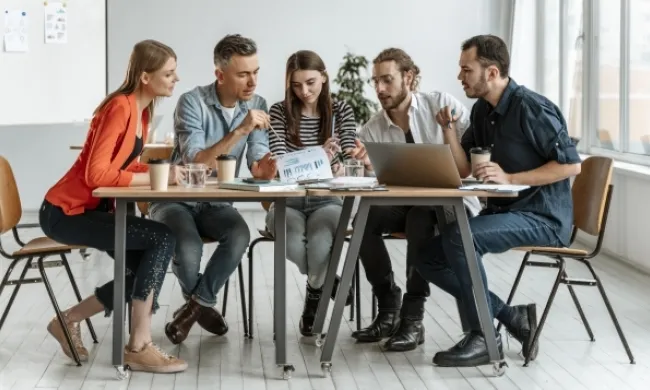 Aquesta sessió vol informar sobre el programa a les iniciatives emprenedores, entitats i empreses en l’àmbit de l’economia social i solidària. Font: Freepik.