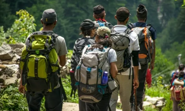 Persones d'excursió, en representació de la marxa reivindicativa 'No a la MAT'. Font: Llicència CC Pexels