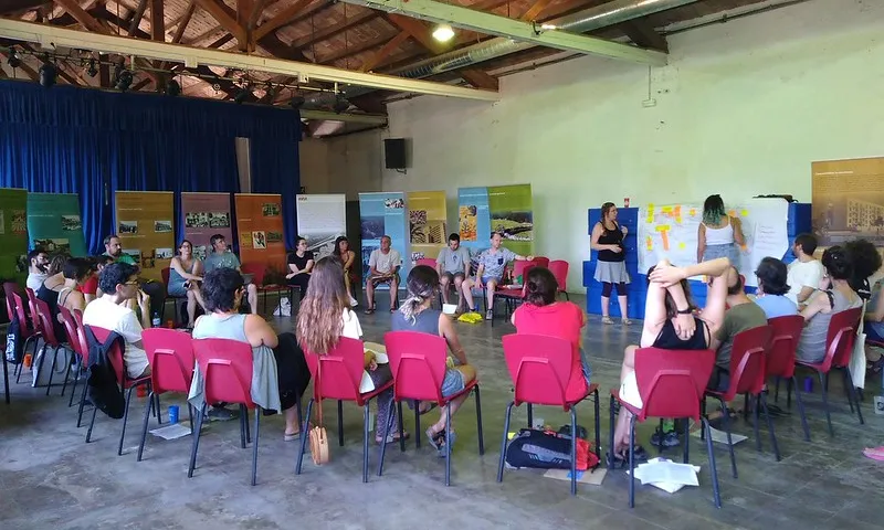 Imatge d'una de les sessions a les jornades de convivència als Caus de Mura durant l'Escola d'Estiu 2019.